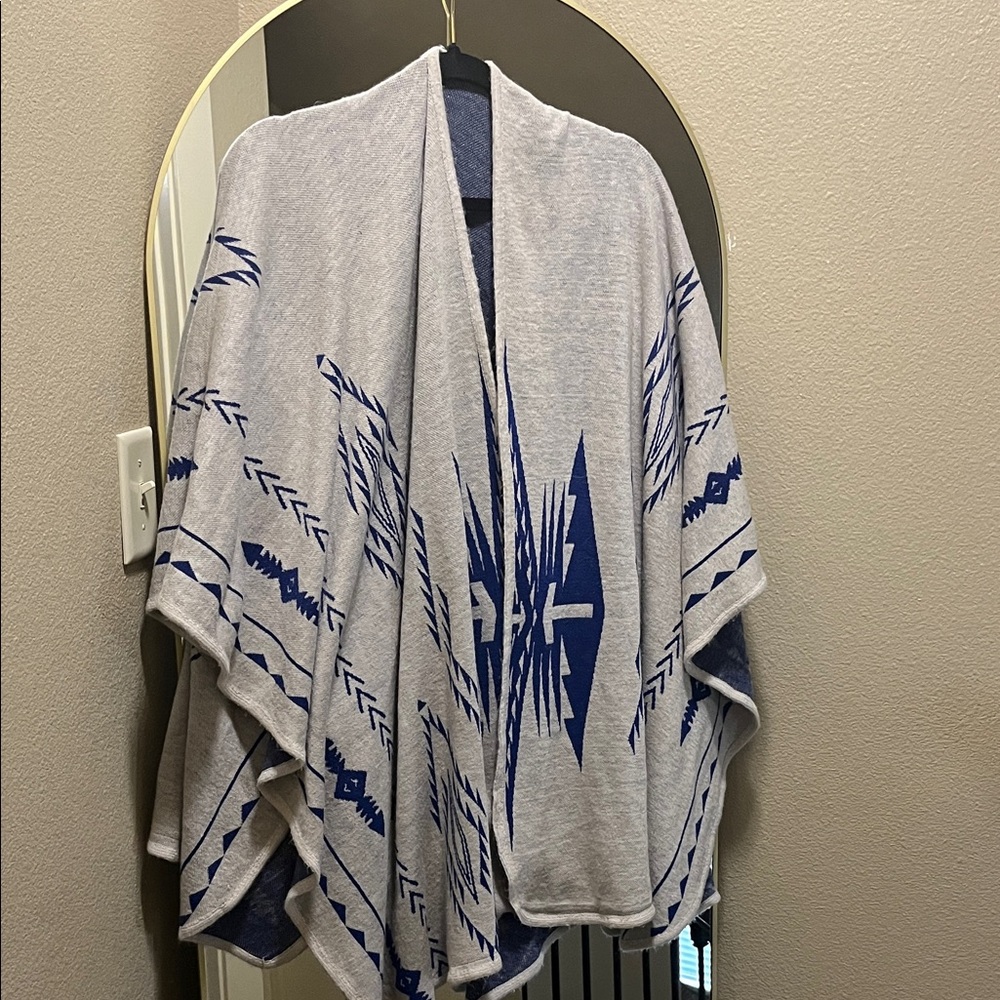 Francesca's Collections Gray and Blue Wrap